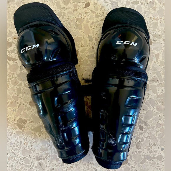 CCM YOUTH HOCKEY SHIN GUARDS SIZE YT 9/23CM YOUTH MEDIUM - Picture 1 of 3